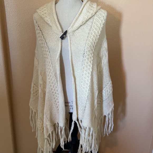 NWT knitted poncho - Picture 4 of 7